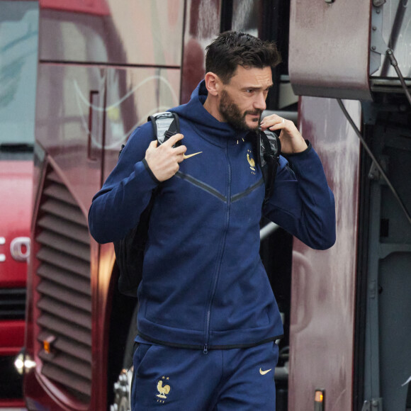 Hugo Lloris - Départ de l 'équipe de France de football du Bourget au Qatar pour disputer la Coupe du monde 2022, le 16 novembre 2022. Ils seront rejoints par Randal Kolo Muani, jeudi matin, à Doha. © Cyril Moreau/Bestimage