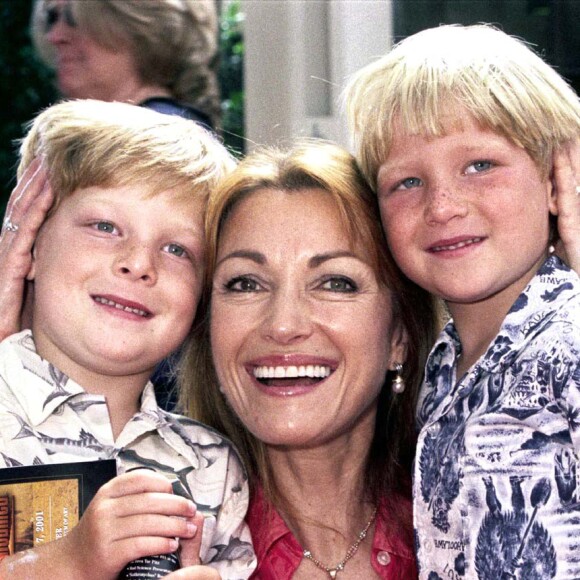 Jane Seymour et ses fils Kris et John - Première du film "Wen dinosaurs roamed America". Los Angeles.