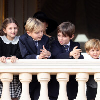 Charlotte Casiraghi : Son fils Raphaël Elmaleh dissipé au balcon du palais avec son cousin, il sait de qui tenir !