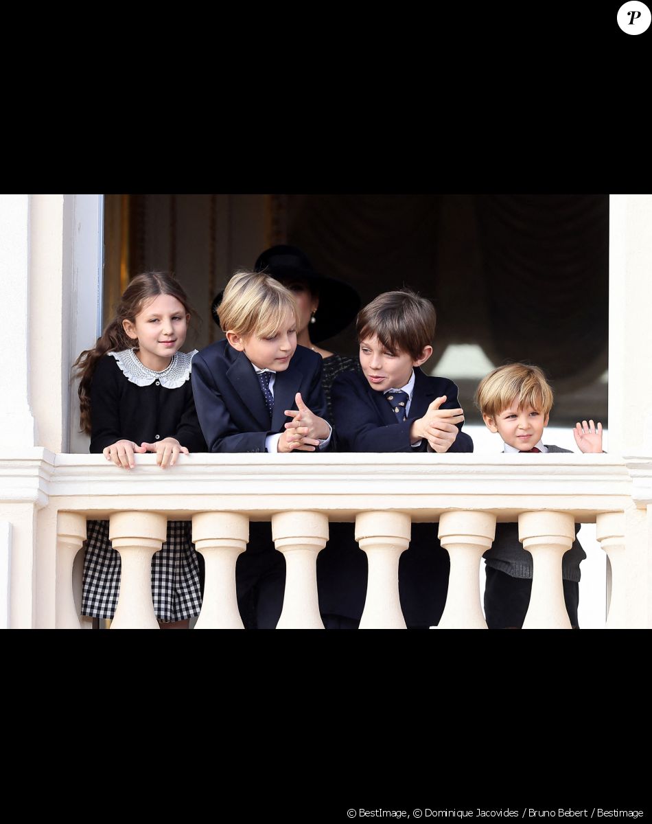 India Casiraghi, Sacha Casiraghi, Raphael Elmaleh, et Maximilian Casiraghi - La famille princière au balcon du palais lors de la Fête Nationale de la principauté de Monaco le 19 novembre 2022. © Dominique Jacovides / Bruno Bebert / Bestimage