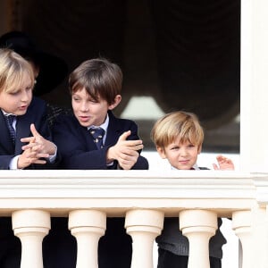 India Casiraghi, Sacha Casiraghi, Raphael Elmaleh, et Maximilian Casiraghi - La famille princière au balcon du palais lors de la Fête Nationale de la principauté de Monaco le 19 novembre 2022. © Dominique Jacovides / Bruno Bebert / Bestimage