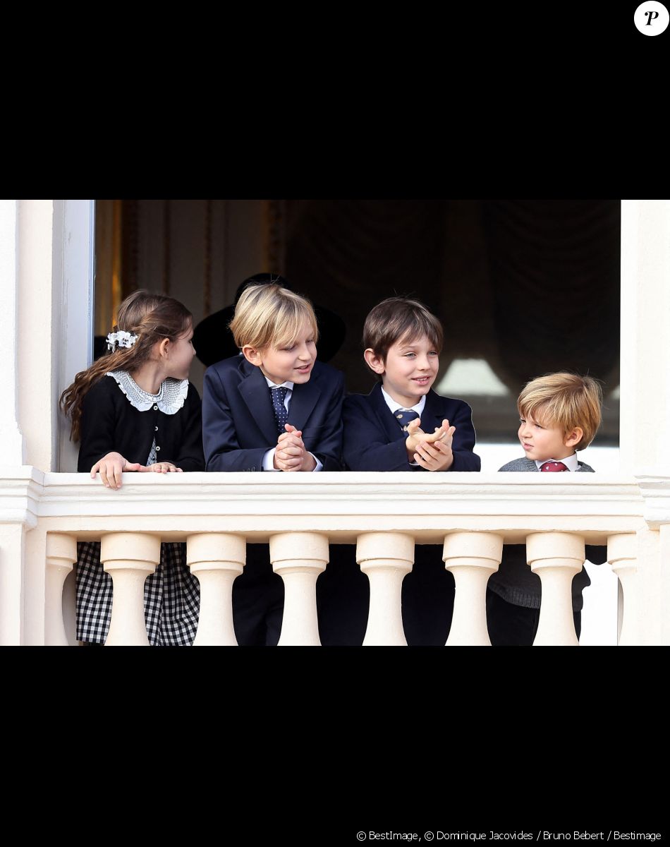 India Casiraghi, Sacha Casiraghi, Raphael Elmaleh, et Maximilian Casiraghi - La famille princière au balcon du palais lors de la Fête Nationale de la principauté de Monaco le 19 novembre 2022. © Dominique Jacovides / Bruno Bebert / Bestimage