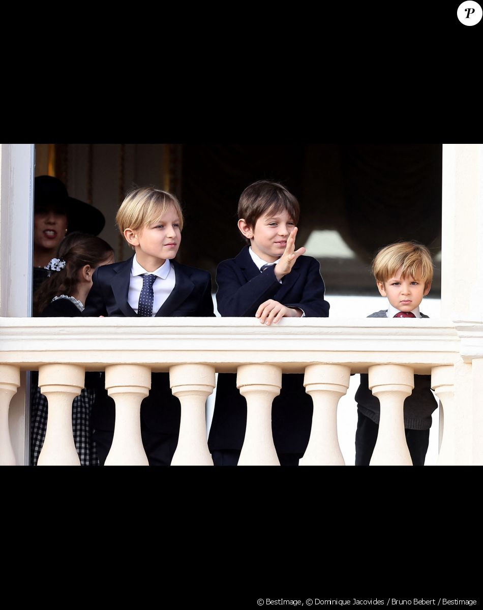 India Casiraghi, Sacha Casiraghi, Raphael Elmaleh, et Maximilian Casiraghi - La famille princière au balcon du palais lors de la Fête Nationale de la principauté de Monaco le 19 novembre 2022. © Dominique Jacovides / Bruno Bebert / Bestimage