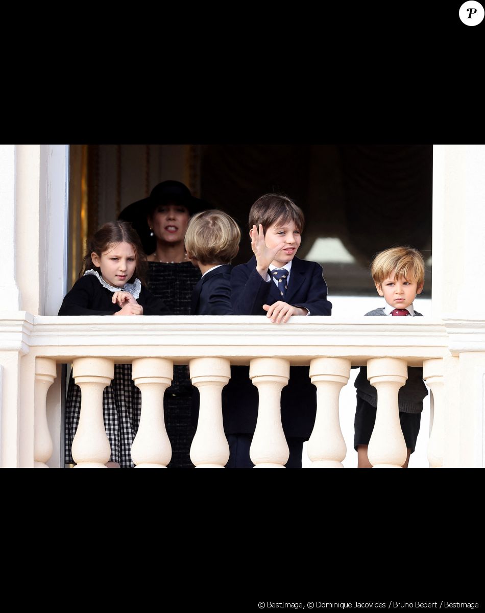India Casiraghi, Sacha Casiraghi, Raphael Elmaleh, et Maximilian Casiraghi - La famille princière au balcon du palais lors de la Fête Nationale de la principauté de Monaco le 19 novembre 2022. © Dominique Jacovides / Bruno Bebert / Bestimage