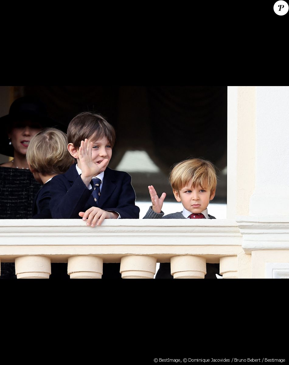 India Casiraghi, Sacha Casiraghi, Raphael Elmaleh, et Maximilian Casiraghi - La famille princière au balcon du palais lors de la Fête Nationale de la principauté de Monaco le 19 novembre 2022. © Dominique Jacovides / Bruno Bebert / Bestimage