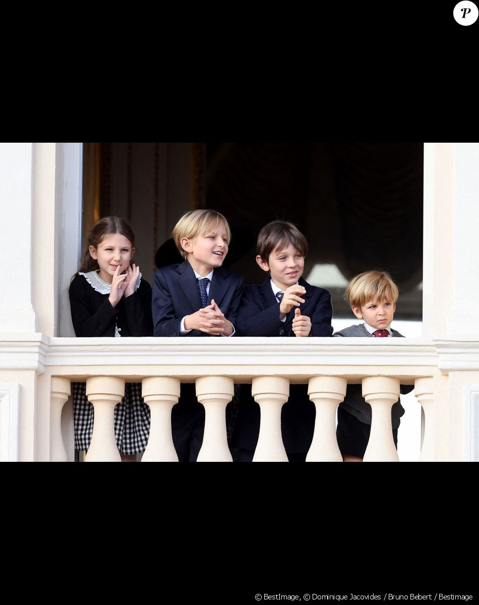 India Casiraghi, Sacha Casiraghi, Raphael Elmaleh, et Maximilian Casiraghi - La famille princière au balcon du palais lors de la Fête Nationale de la principauté de Monaco le 19 novembre 2022. © Dominique Jacovides / Bruno Bebert / Bestimage