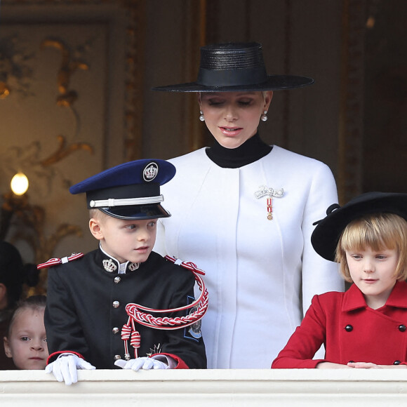 La princesse Charlene de Monaco et ses enfants Le prince Jacques de Monaco, marquis des Baux et La princesse Gabriella de Monaco, comtesse de Carladès - La famille princière au balcon du palais lors de la Fête Nationale de la principauté de Monaco le 19 novembre 2022. © Dominique Jacovides / Bruno Bebert / Bestimage