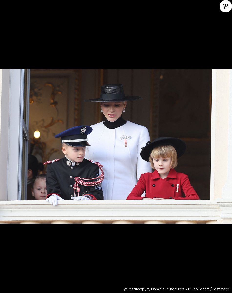 La princesse Charlene de Monaco et ses enfants Le prince Jacques de Monaco, marquis des Baux et La princesse Gabriella de Monaco, comtesse de Carladès - La famille princière au balcon du palais lors de la Fête Nationale de la principauté de Monaco le 19 novembre 2022. © Dominique Jacovides / Bruno Bebert / Bestimage