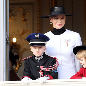 La princesse Charlene de Monaco et ses enfants Le prince Jacques de Monaco, marquis des Baux et La princesse Gabriella de Monaco, comtesse de Carladès - La famille princière au balcon du palais lors de la Fête Nationale de la principauté de Monaco le 19 novembre 2022. © Dominique Jacovides / Bruno Bebert / Bestimage