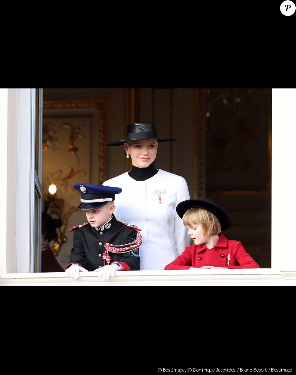 La princesse Charlene de Monaco et ses enfants Le prince Jacques de Monaco, marquis des Baux et La princesse Gabriella de Monaco, comtesse de Carladès - La famille princière au balcon du palais lors de la Fête Nationale de la principauté de Monaco le 19 novembre 2022. © Dominique Jacovides / Bruno Bebert / Bestimage