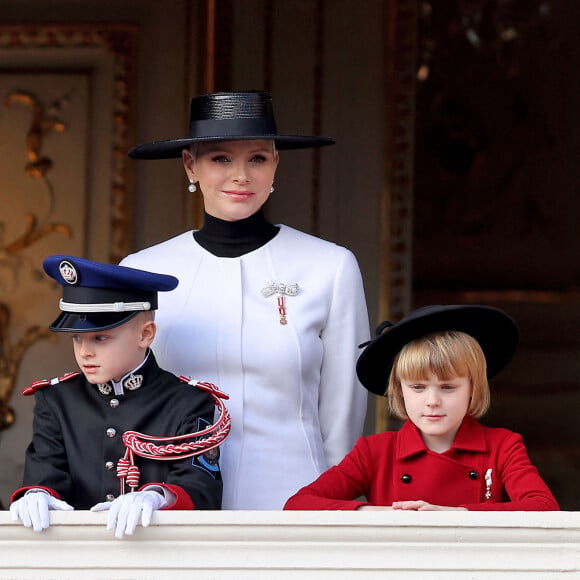 La princesse Charlene de Monaco et ses enfants Le prince Jacques de Monaco, marquis des Baux et La princesse Gabriella de Monaco, comtesse de Carladès - La famille princière au balcon du palais lors de la Fête Nationale de la principauté de Monaco le 19 novembre 2022. © Dominique Jacovides / Bruno Bebert / Bestimage