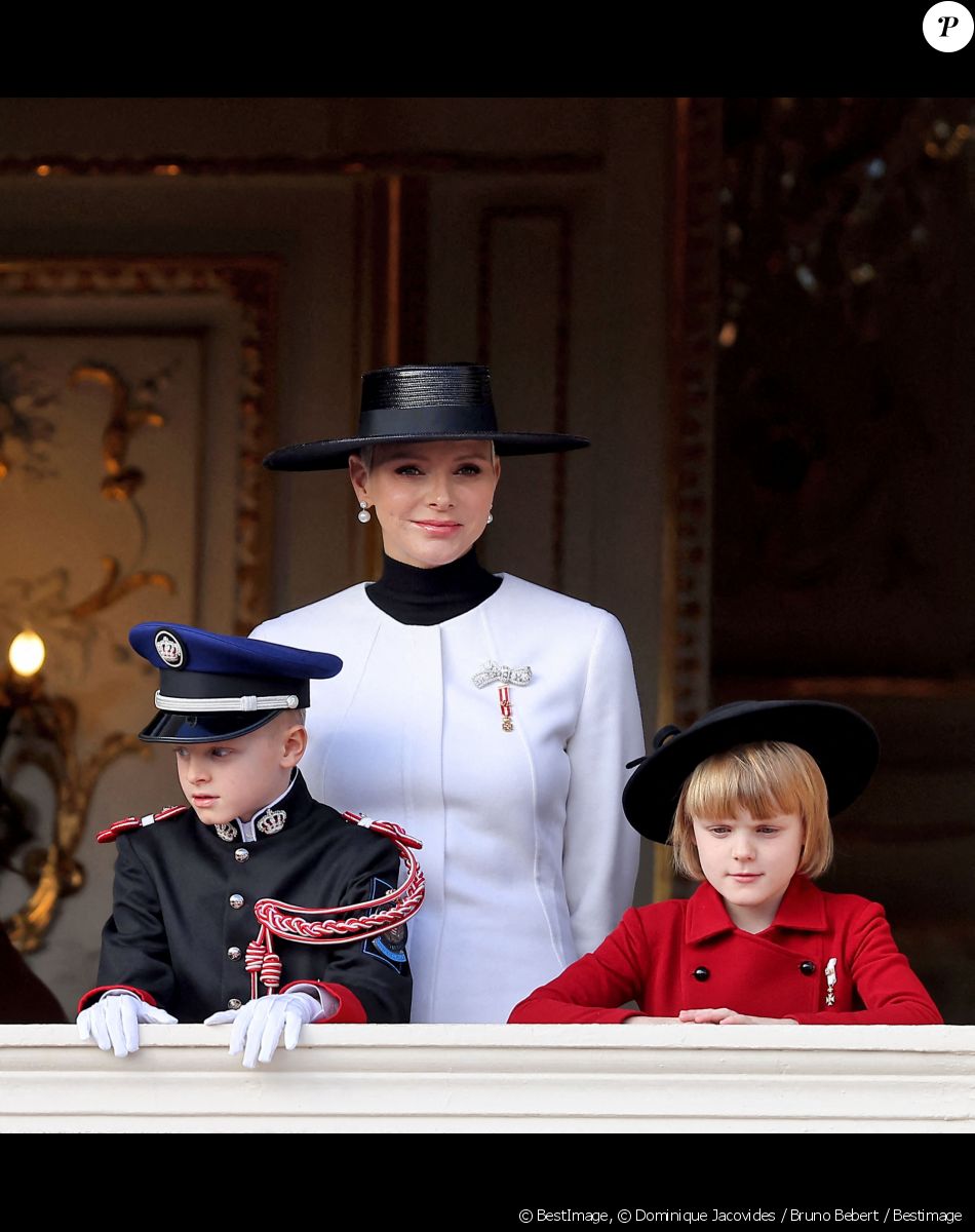 La princesse Charlene de Monaco et ses enfants Le prince Jacques de Monaco, marquis des Baux et La princesse Gabriella de Monaco, comtesse de Carladès - La famille princière au balcon du palais lors de la Fête Nationale de la principauté de Monaco le 19 novembre 2022. © Dominique Jacovides / Bruno Bebert / Bestimage