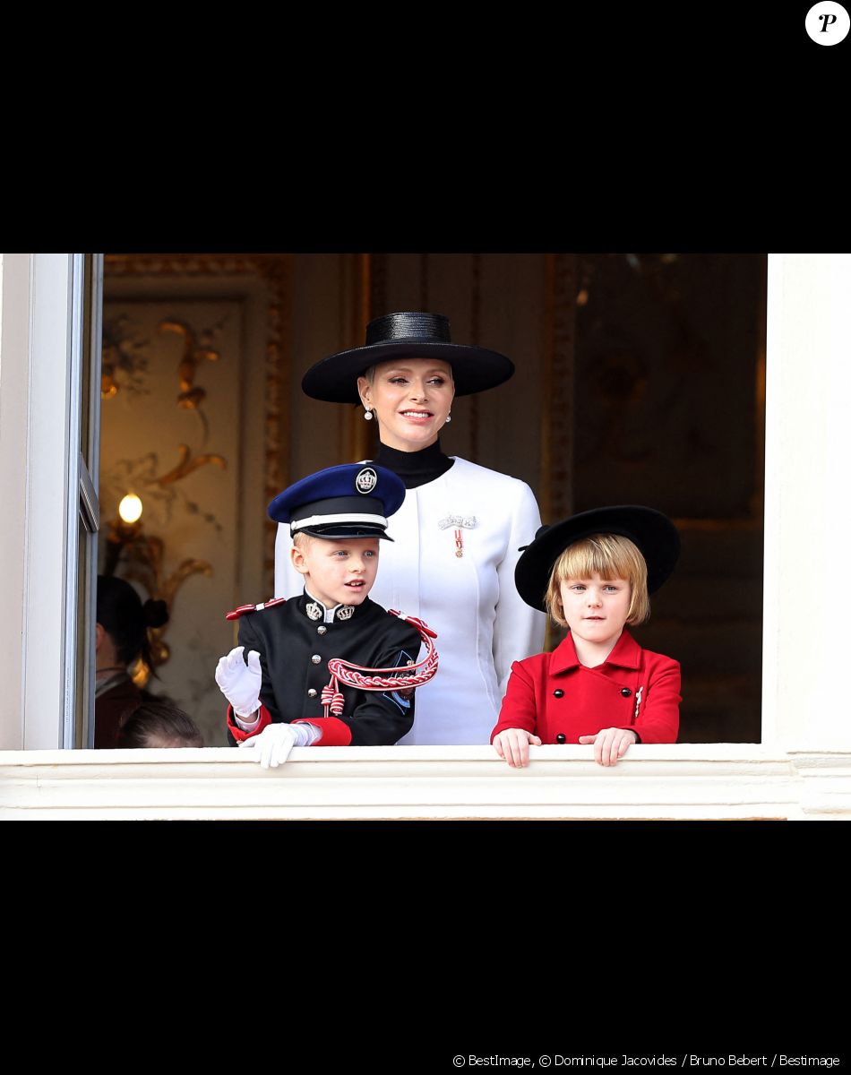 La princesse Charlene de Monaco et ses enfants Le prince Jacques de Monaco, marquis des Baux et La princesse Gabriella de Monaco, comtesse de Carladès - La famille princière au balcon du palais lors de la Fête Nationale de la principauté de Monaco le 19 novembre 2022. © Dominique Jacovides / Bruno Bebert / Bestimage