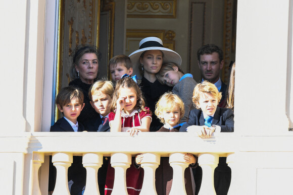 La princesse Caroline de Hanovre et ses sept petits enfants, Pierre Casiraghi et son épouse Beatrice Borromeo au balcon du palais princier, à l'occasion de la Fête nationale monégasque.