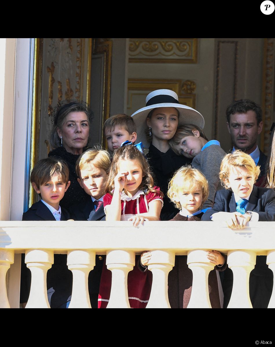 La princesse Caroline de Hanovre et ses sept petits enfants, Pierre Casiraghi et son épouse Beatrice Borromeo au balcon du palais princier, à l'occasion de la Fête nationale monégasque.