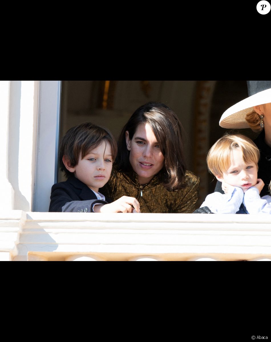 Charlotte Casiraghi et son fils Raphaël Elmaleh au balcon du palais princier de Monaco, à l'occasion de la Fête nationale monégasque, le 19 novembre 2021.