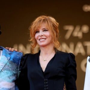 Mylène Farmer - Montée des marches du film " OSS 117 : Alerte rouge en Afrique Noire " lors du 74ème Festival International du Film de Cannes. Le 17 juillet 2021 © Borde-Jacovides-Moreau / Bestimage.