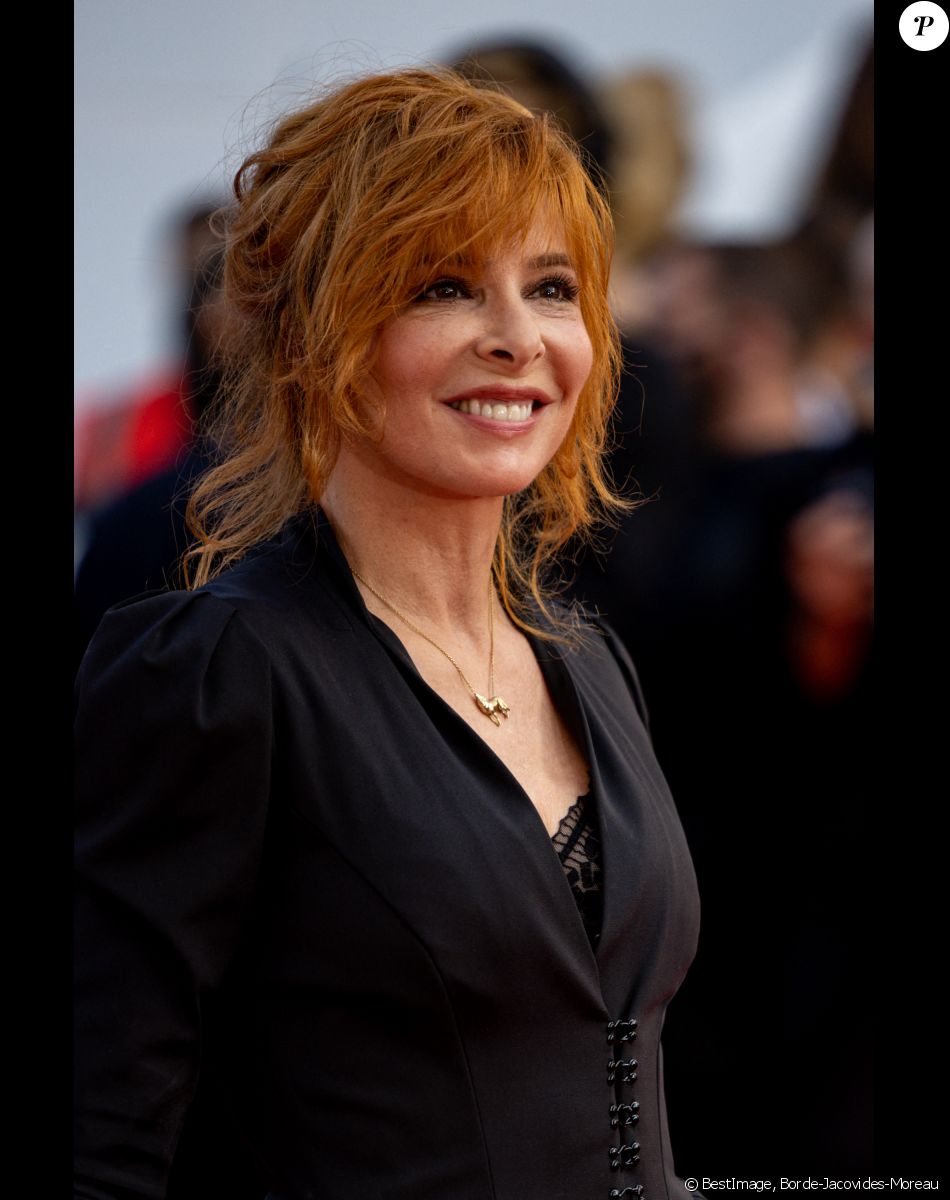 Mylène Farmer - Montée des marches du film " OSS 117 : Alerte rouge en Afrique Noire " lors du 74ème Festival International du Film de Cannes. Le 17 juillet 2021 © Borde-Jacovides-Moreau / Bestimage.