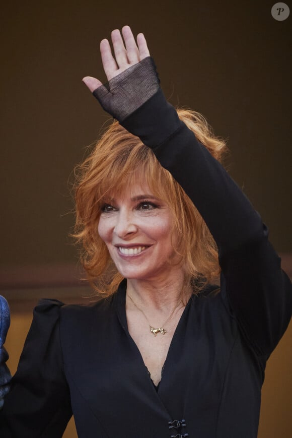 Mylène Farmer - Montée des marches du film " OSS 117 : Alerte rouge en Afrique Noire " lors du 74ème Festival International du Film de Cannes. Le 17 juillet 2021 © Borde-Jacovides-Moreau / Bestimage.