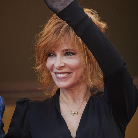 Mylène Farmer - Montée des marches du film " OSS 117 : Alerte rouge en Afrique Noire " lors du 74ème Festival International du Film de Cannes. Le 17 juillet 2021 © Borde-Jacovides-Moreau / Bestimage.