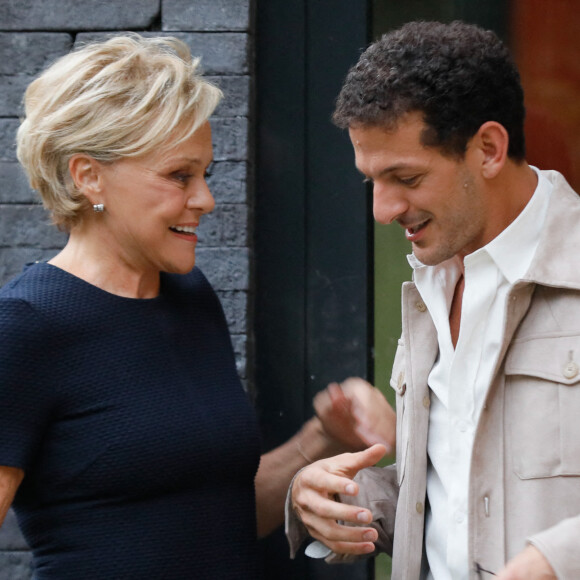 Exclusif -Muriel Robin, Vincent Dedienne - Sketch "Le permis de conduire" - Tournage de l'émission "Sketch Story". Le 13 septembre 2022. © Christophe Clovis / Bestimage