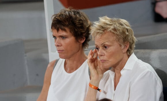 Muriel Robin et sa femme Anne Le Nen en tribune (jour 13) lors des Internationaux de France de Tennis de Roland Garros à Paris, le 3 juin 2022. © Dominique Jacovides/Bestimage