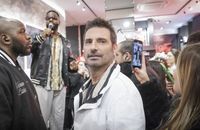 Richard Orlinski inaugure sa galerie parisienne : Laura Tenoudji, Tayc, Raphaël Mezrahi... Les stars au rendez-vous