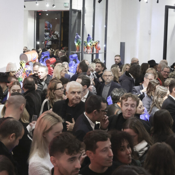 Exclusif - Illustration - Inauguration de la Galerie Orlinski au 68 Rue du Faubourg Saint-Honoré à Paris, France, le 17 novembre 2022. Richard Orlinski a inauguré ce jeudi 17 Novembre la nouvelle version de sa galerie parisienne, réinventée, après plusieurs mois de rénovation. Ouverte en novembre 2017 et située au 68 rue du Faubourg St honoré, Paris 8ème, la Galerie Orlinski Paris s'étend désormais sur 300m2. Ce nouvel écrin permet à l'artiste de présenter ces dernières créations et de renforcer son encrage parisien. © Jack Tribeca/Bestimage 