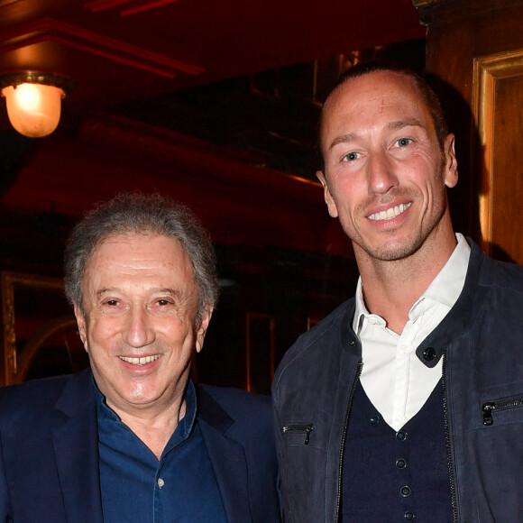 Exclusif - Michel Drucker et Frédérick Bousquet - Générale du chanteur Amir Haddad, seul-en-scène dans la pièce "Sélectionné" mise en scène par S. Suissa au théâtre Edouard VII à Paris le 28 mars 2022. © Veeren/Bestimage