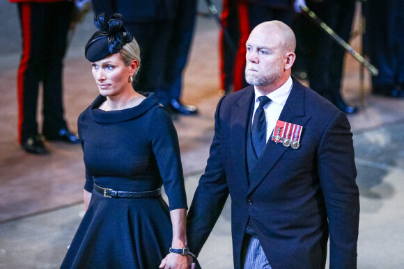 Zara et Mike Tindall - Procession cérémonielle du cercueil de la reine Elisabeth II du palais de Buckingham à Westminster Hall à Londres le 14 septembre 2022. © Photoshot / Panoramic / Bestimage 