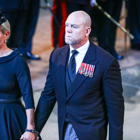 Zara et Mike Tindall - Procession cérémonielle du cercueil de la reine Elisabeth II du palais de Buckingham à Westminster Hall à Londres le 14 septembre 2022. © Photoshot / Panoramic / Bestimage 