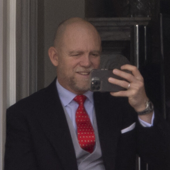 Mike Tindall et sa fille Mia Grace - Les membres de la famille royale regardent le défilé Trooping the Colour depuis un balcon du palais de Buckingham à Londres lors des célébrations du jubilé de platine de la reine le 2 juin 2022 