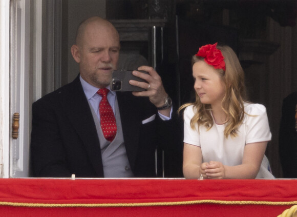 Mike Tindall et sa fille Mia Grace - Les membres de la famille royale regardent le défilé Trooping the Colour depuis un balcon du palais de Buckingham à Londres lors des célébrations du jubilé de platine de la reine le 2 juin 2022 