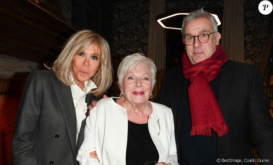 Exclusif - Brigitte Macron, Line Renaud et Franck Saurat - Remise du prix &quot;Fonds de dotation Line Renaud-Loulou Gasté&quot; pour la recherche médicale à la Maison de la Recherche à Paris le 21 novembre 2022. Chaque année un prix, assorti d&#039;une dotation financière de 60 000 euros à un chercheur et à son équipe afin de récompenser et d&#039;accompagner une avancée scientifique majeure. © Coadic Guirec/Bestimage   