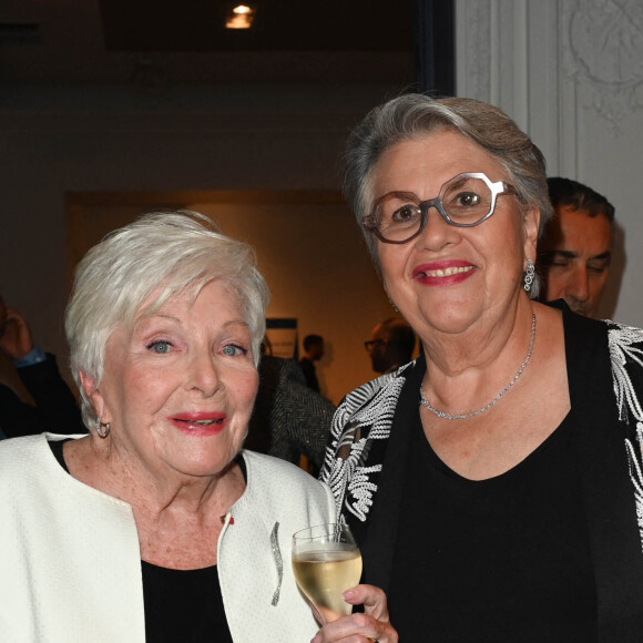 Exclusif - Line Renaud et Marie-Annick Déhu - Remise du prix "Fonds de dotation Line Renaud-Loulou Gasté" pour la recherche médicale à la Maison de la Recherche à Paris le 21 novembre 2022. Chaque année un prix, assorti d'une dotation financière de 60 000 euros à un chercheur et à son équipe afin de récompenser et d'accompagner une avancée scientifique majeure. © Coadic Guirec/Bestimage 