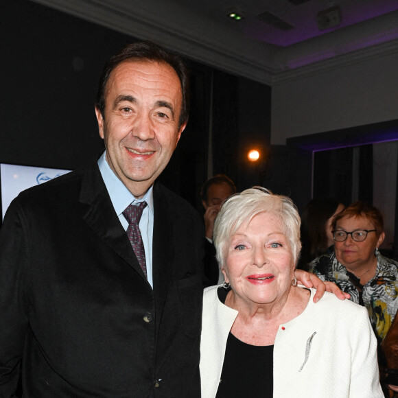 Exclusif - Frédéric Salat-Baroux et Line Renaud - Remise du prix "Fonds de dotation Line Renaud-Loulou Gasté" pour la recherche médicale à la Maison de la Recherche à Paris le 21 novembre 2022. Chaque année un prix, assorti d'une dotation financière de 60 000 euros à un chercheur et à son équipe afin de récompenser et d'accompagner une avancée scientifique majeure. © Coadic Guirec/Bestimage 