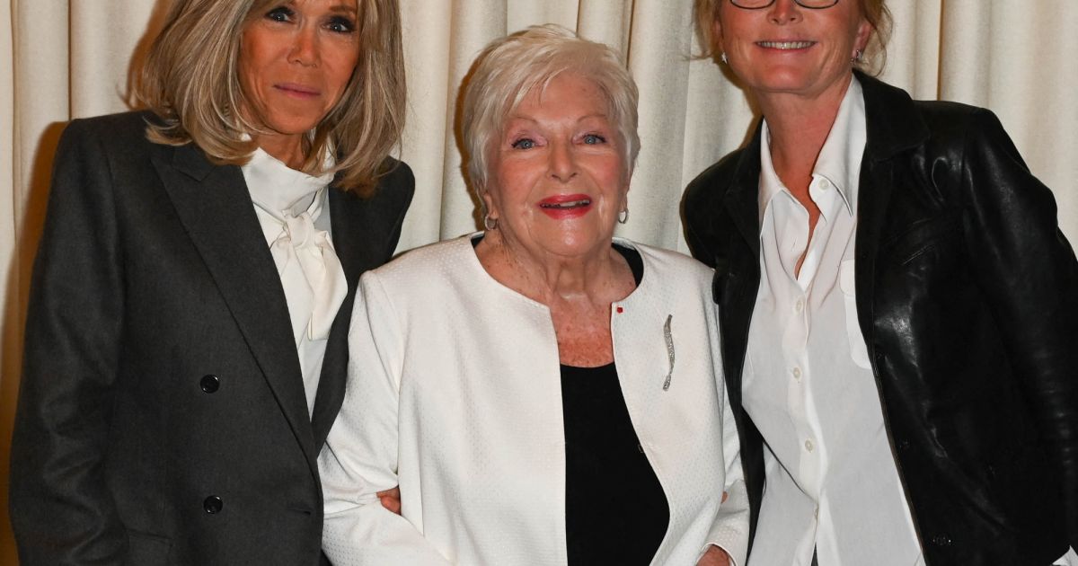 Line Renaud : Radieuse et généreuse à 94 ans, elle fait le show devant Brigitte Macron, toujours présente - Pure People