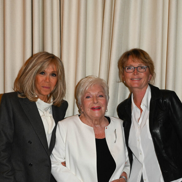 Exclusif - Brigitte Macron, Line Renaud et Claude Chirac - Remise du prix "Fonds de dotation Line Renaud-Loulou Gasté" pour la recherche médicale à la Maison de la Recherche à Paris le 21 novembre 2022. Chaque année un prix, assorti d'une dotation financière de 60 000 euros à un chercheur et à son équipe afin de récompenser et d'accompagner une avancée scientifique majeure. © Coadic Guirec/Bestimage 