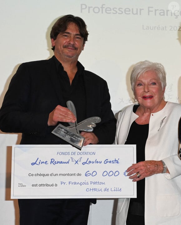 Exclusif - François Pattou et Line Renaud - Remise du prix "Fonds de dotation Line Renaud-Loulou Gasté" pour la recherche médicale à la Maison de la Recherche à Paris le 21 novembre 2022. Chaque année un prix, assorti d'une dotation financière de 60 000 euros à un chercheur et à son équipe afin de récompenser et d'accompagner une avancée scientifique majeure. © Coadic Guirec/Bestimage 