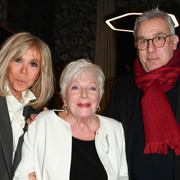 Exclusif - Brigitte Macron, Line Renaud et Franck Saurat - Remise du prix "Fonds de dotation Line Renaud-Loulou Gasté" pour la recherche médicale à la Maison de la Recherche à Paris le 21 novembre 2022. Chaque année un prix, assorti d’une dotation financière de 60 000 euros à un chercheur et à son équipe afin de récompenser et d’accompagner une avancée scientifique majeure. © Coadic Guirec/Bestimage  Exclusive - For Germany call for price - Presentation of the "Fonds de dotation Line Renaud-Loulou Gasté" prize for medical research at the Maison de la Recherche in Paris on November 21, 2022.  (No Web - pour suisse et Belgique) 