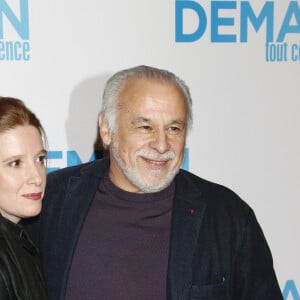 Francis Perrin et sa femme Gersende lors de l'avant-première du film "Demain tout commence" au Grand Rex à Paris le 28 novembre 2016.