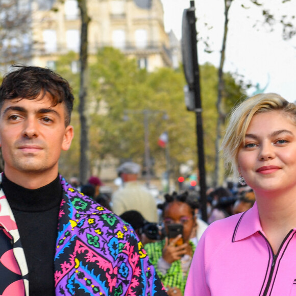 Louane Emera et son compagnon Florian Rossi arrivent au défilé de mode Miu Miu lors de la Fashion Week printemps/été 2022 à Paris, France, le 5 octobre 2021. © Veeren Ramsamy-Christophe Clovis/Bestimage