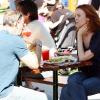 Marcia Cross et son mari Tom Mahoney se promènent et déjeunent en tête à tête pour la Saint Valentin à Malibu le 14 février 2010