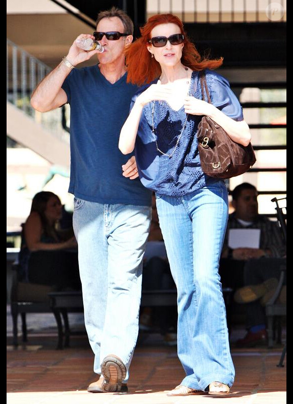 Marcia Cross et son mari Tom Mahoney se promènent et déjeunent en tête à tête pour la Saint Valentin à Malibu le 14 février 2010