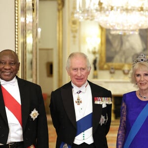 Cyril Ramaphosa, président de l'Afrique du Sud, Le roi Charles III d'Angleterre et Camilla Parker Bowles, reine consort d'Angleterre - Arrivées au Banquet d'Etat organisé au palais de Buckingham, à Londres, pendant la visite d'Etat du président sud-africain au Royaume-Uni le 22 novembre 2022. 