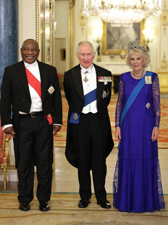 Cyril Ramaphosa, président de l'Afrique du Sud, Le roi Charles III d'Angleterre et Camilla Parker Bowles, reine consort d'Angleterre - Arrivées au Banquet d'Etat organisé au palais de Buckingham, à Londres, pendant la visite d'Etat du président sud-africain au Royaume-Uni le 22 novembre 2022. 
