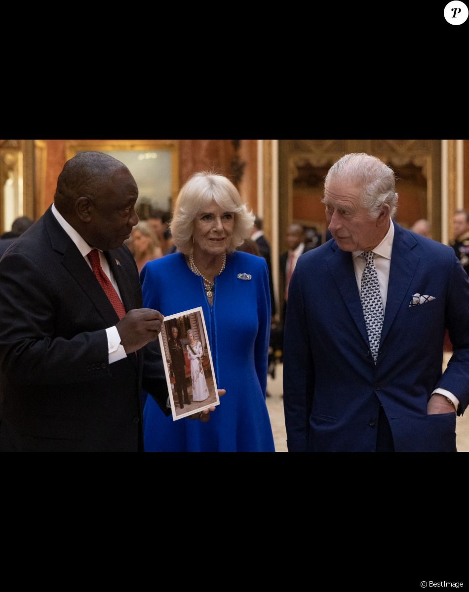 Le roi Charles III d'Angleterre et Camilla Parker Bowles, reine consort d'Angleterre, le président sud-afrcain Cyril Ramaphosa lors d'une exposition d'objets sud-africains de la collection royale à Buckingham Palace à Londres, le 22 novembre 2022. Le président sud-africain est en visite d'Etat à Londres.