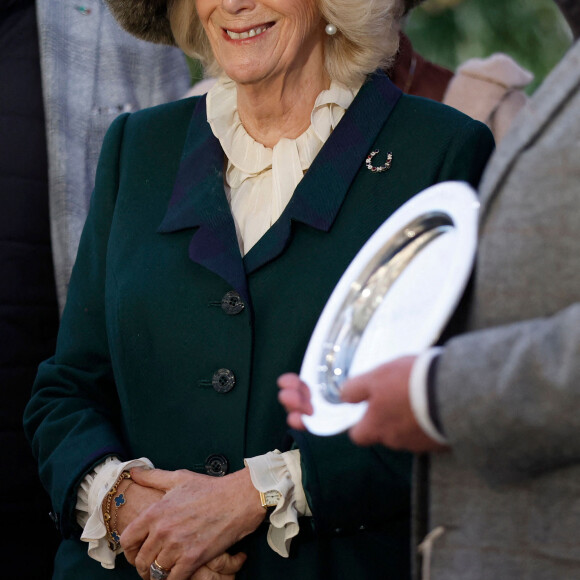 Camilla Parker Bowles, reine consort d'Angleterre, arrive au week-end de course de novembre d'Ascot à l'hippodrome d'Ascot, dans le Berkshire, le 19 novembre 2022. 