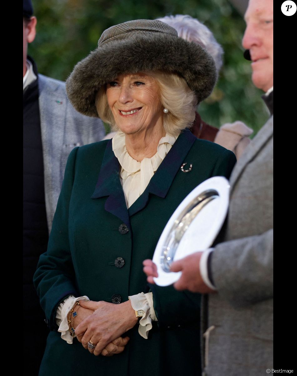 Camilla Parker Bowles, reine consort d'Angleterre, arrive au week-end de course de novembre d'Ascot à l'hippodrome d'Ascot, dans le Berkshire, le 19 novembre 2022.
