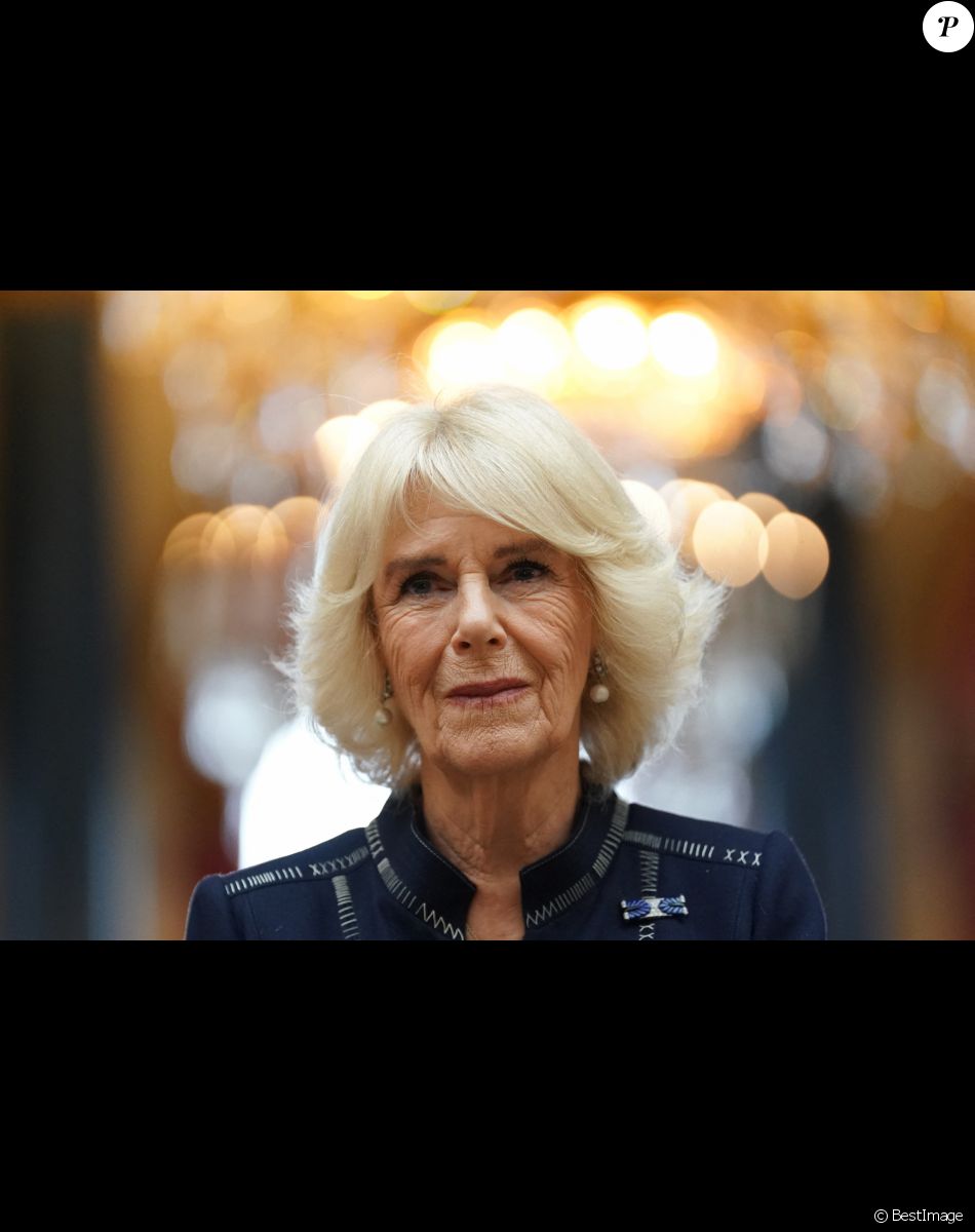 Camilla Parker Bowles, reine consort d'Angleterre, lors d'une réception pour les gagnants du concours d'essais du Commonwealth de la reine, au palais de Buckingham à Londres, le 17 novembre 2022. Outre les lauréates, G.Halliwell (Horner) était présente.